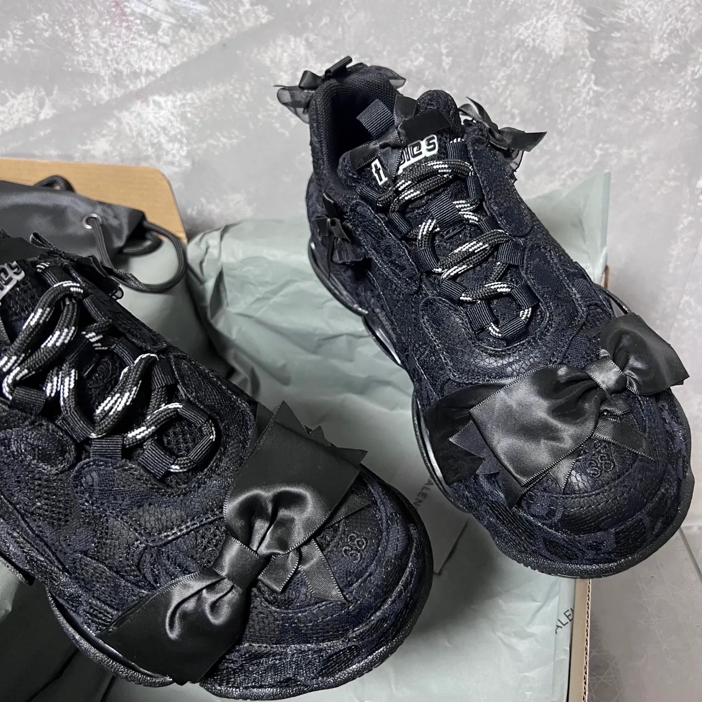 👟👟Ex-factory price 720👟👟 BALENCIAGA, lace bow Paris daddy, lace bow🎀triples are really super cute, white lace➕pink ribbon bow🎀definitely touches the heart of girls, this design actually has a sweet and cool feeling! There’s no girl who doesn’t like lace! Break through the cool dad shoe series and boldly try sweet styles! Code number: 35-39 (40 customized)